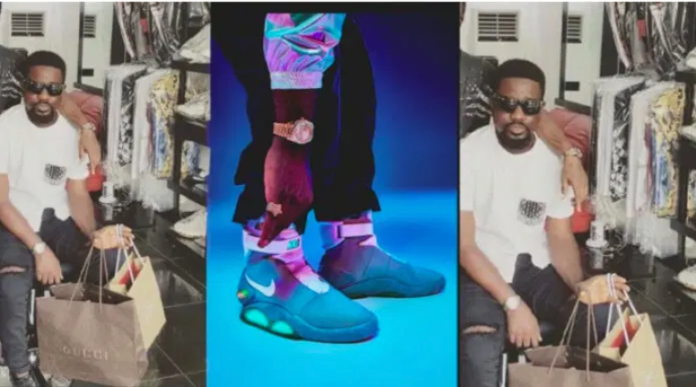 Sarkodie blasted for buying Sneakers worth 1.2 billion old cedis while Tema boys are hungry and jobless